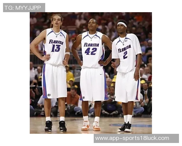 老将霍福德因右腿筋拉伤缺席第四节将进入每日观察状态 老将霍福德因右腿筋拉伤缺席第四节将进入每日观察状态