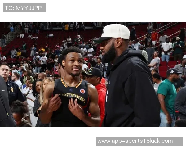 老父亲的骄傲詹姆斯分享多张身穿儿子布莱斯球衣观赛的温馨瞬间